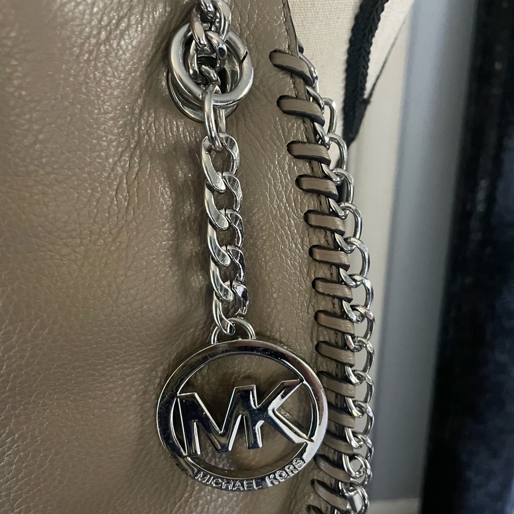 Michael Kors bag with chain detailL. - Picture 2 of 3